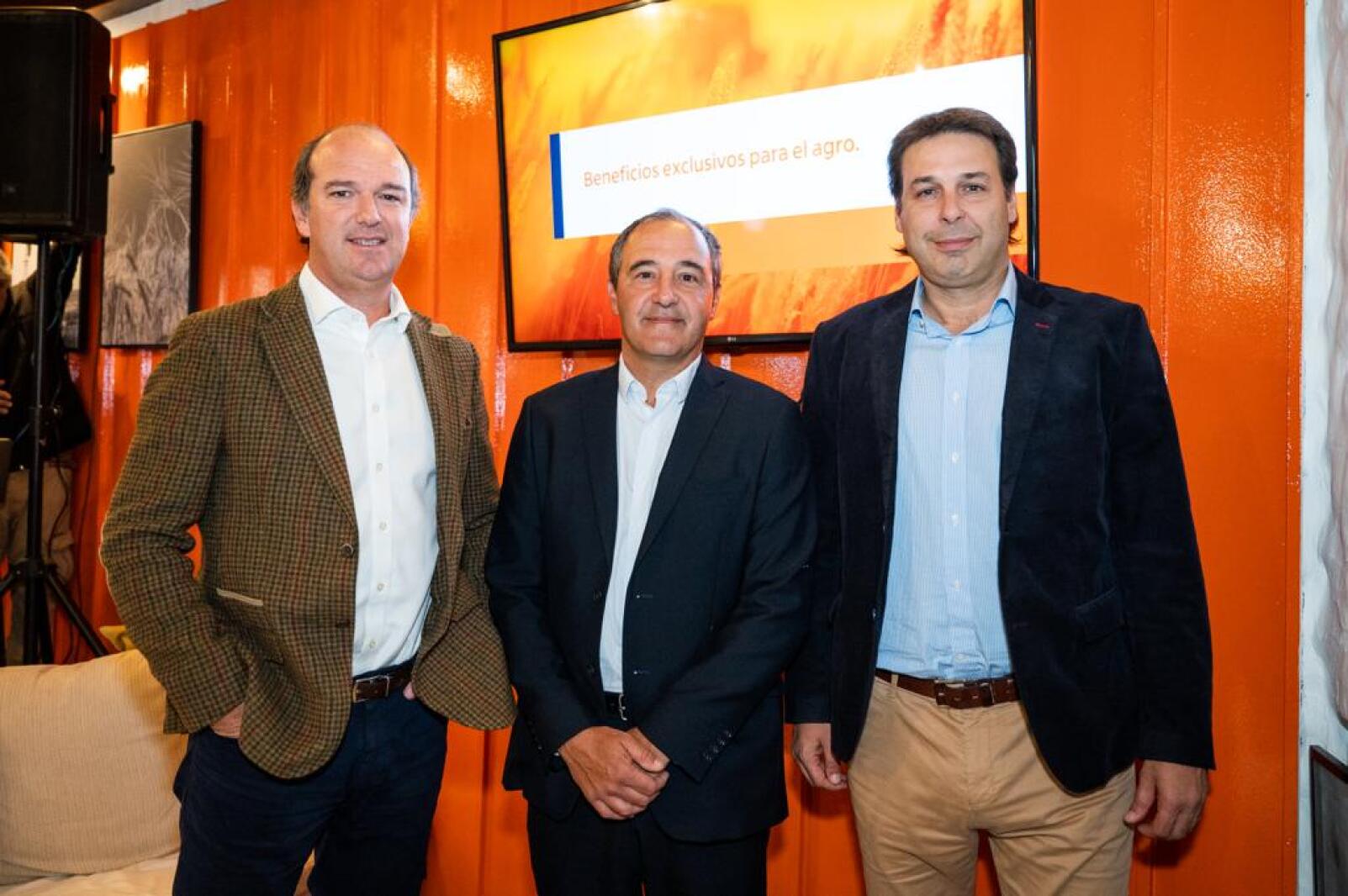 ITAÚ. Agustin Tafernaberry, Valentin Martínez y José Zerbino durante el lanzamiento de la tarjeta VISA Agro del banco Itaú, realizado en el marco de la Expo Prado, la cual ofrece diversos beneficios para el pago diferido de bienes y productos del campo