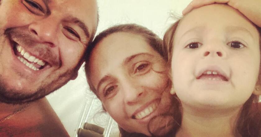 Valentina Barone Almeida comparte la vida con Carlitos desde hace 16 años. Se conocieron la facultad de Veterinaria e hicieron toda la carrera juntos. En 2018 se casaron y en 2019 nació su primera hija, Guillermina: “nuestro sueño”. Ambos son veterinarios de libre ejercicio.