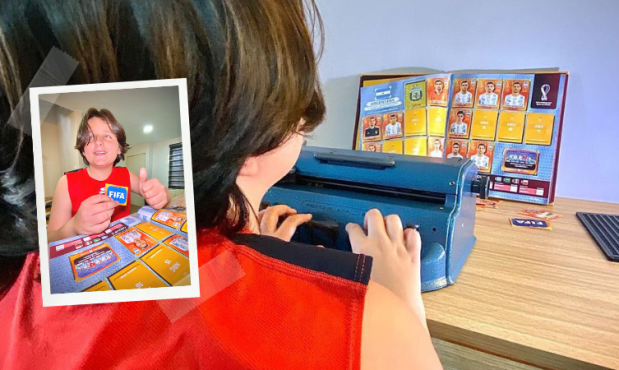 La fiebre del Mundial se siente: un niño no vidente adaptó su álbum de Qatar al braille
