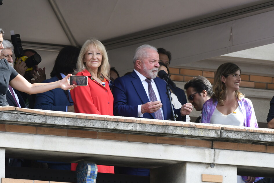 Carolina Cosse junto a Lula en acto masivo en la Intendencia de Montevideo