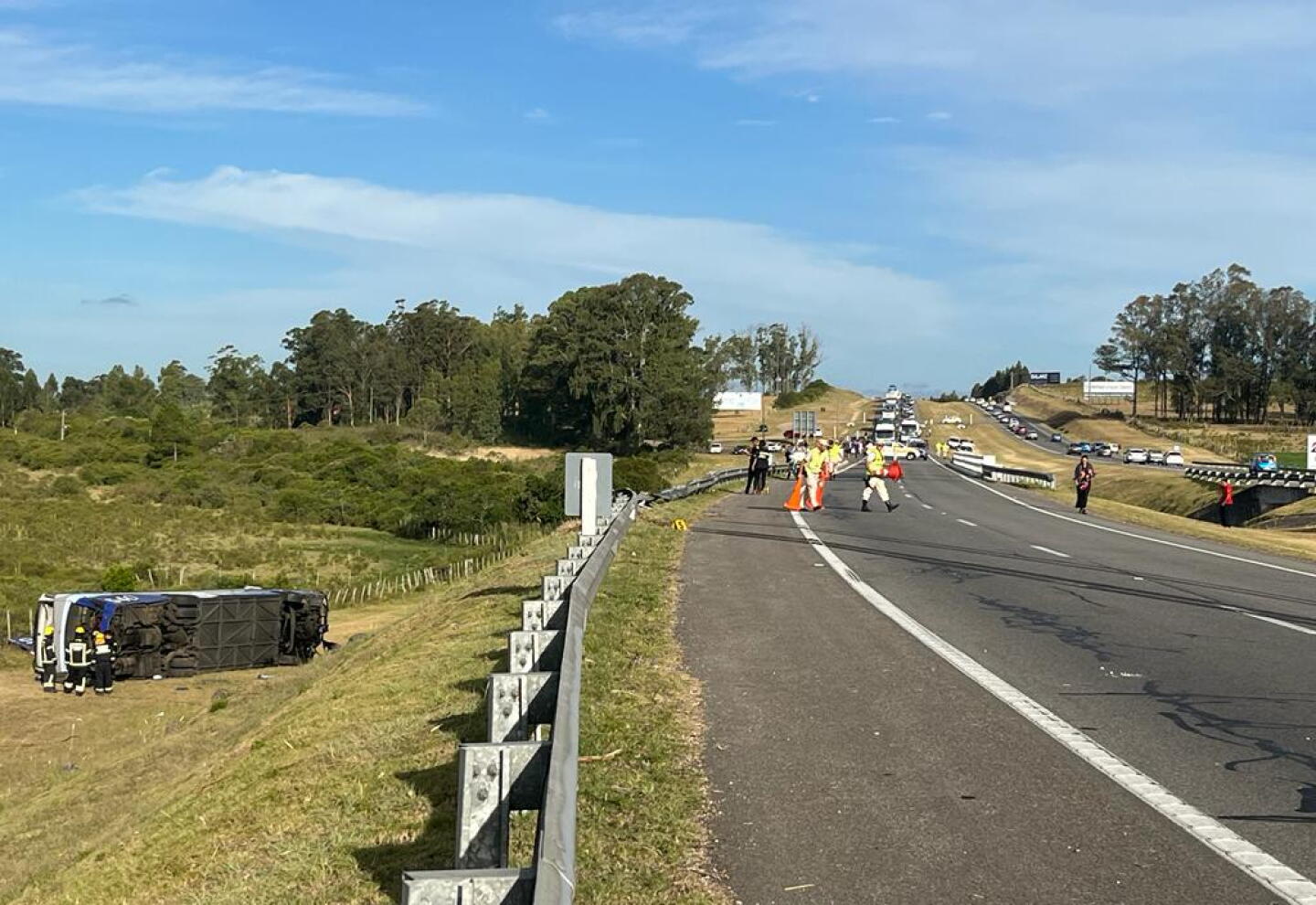 Ómnibus de Copsa volcó en Ruta Interbalnearia.
