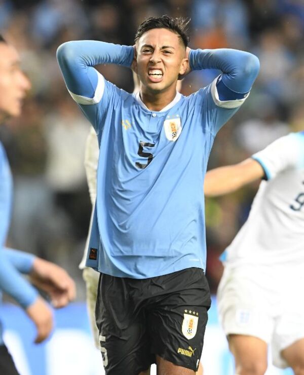Fabricio Díaz en el duelo entre Uruguay e Inglaterra en el Mundial Sub 20.