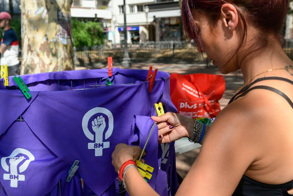 Preparativos de la marcha por el Día de la Mujer 2023 en el Centro de Montevideo