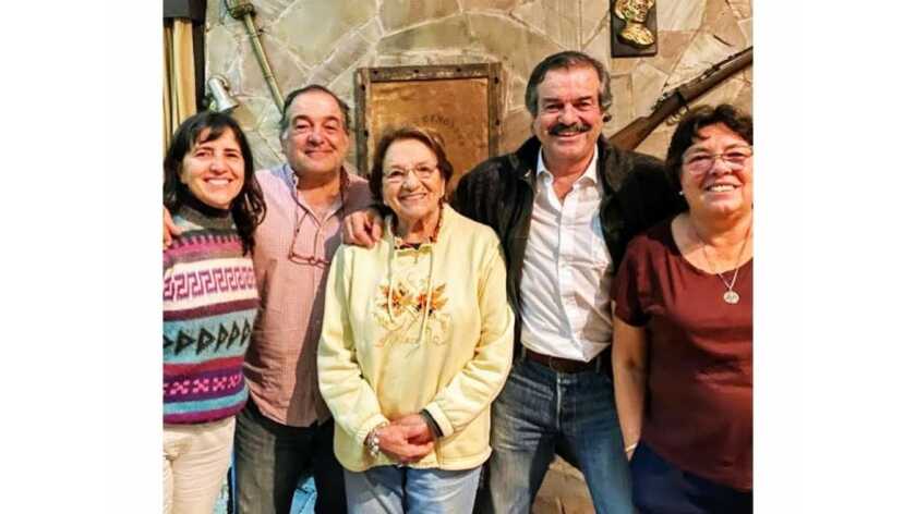 Mariana junto a sus hijos: M. Inés, Marcos, Carlos María y Rossana Uriarte.