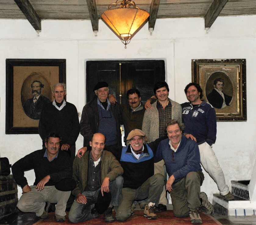 Los Zorrilla en San Francisco de los Ceibos, con Severo Machado en el cuadro del fondo, dueño original de la estancia.