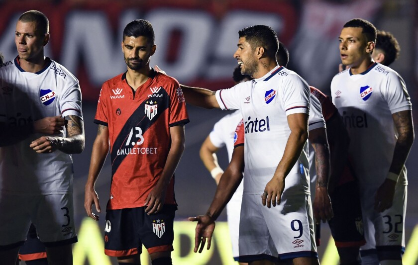 Luis Suárez en Goianiense vs. Nacional. Foto: AFP.