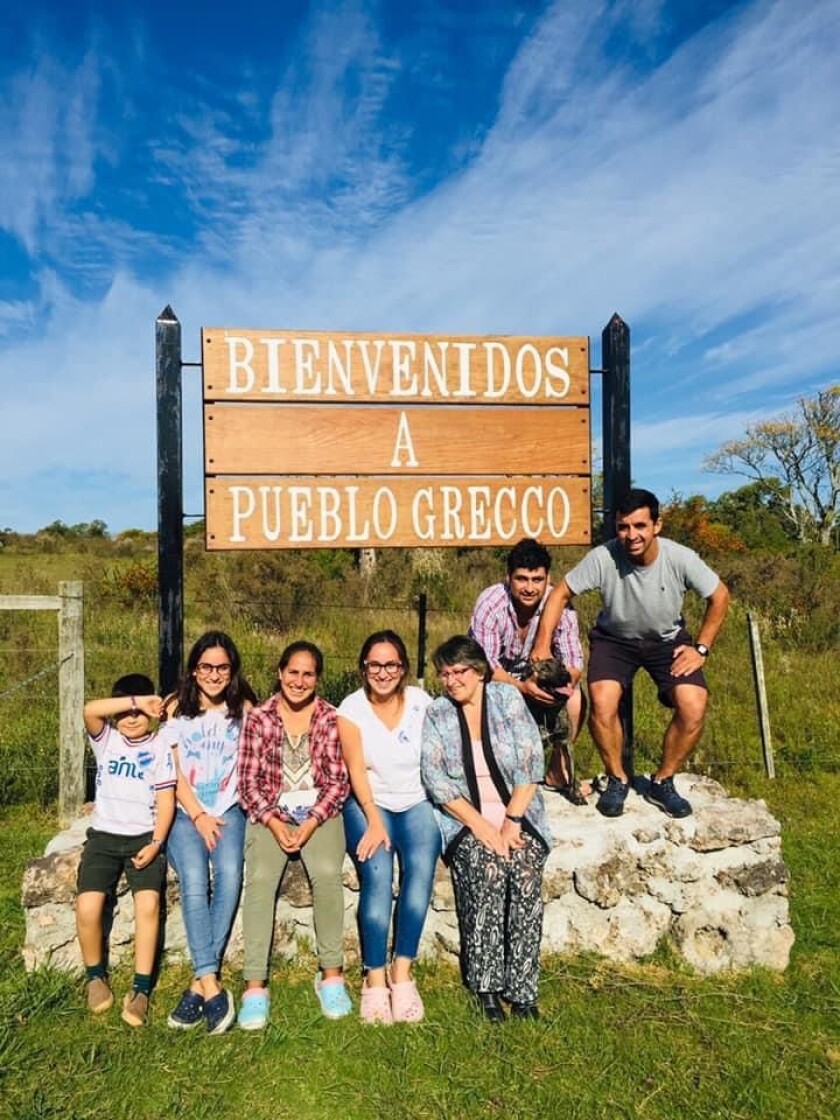 Álvaro Rodríguez Rodríguez (derecha) junto a su madre y hermanos más chicos en su pueblo natal, su querido pueblo Grecco, en Rio Negro. “El de camiseta de Nacional es el hijo de una vecina”, aclaró..jpg