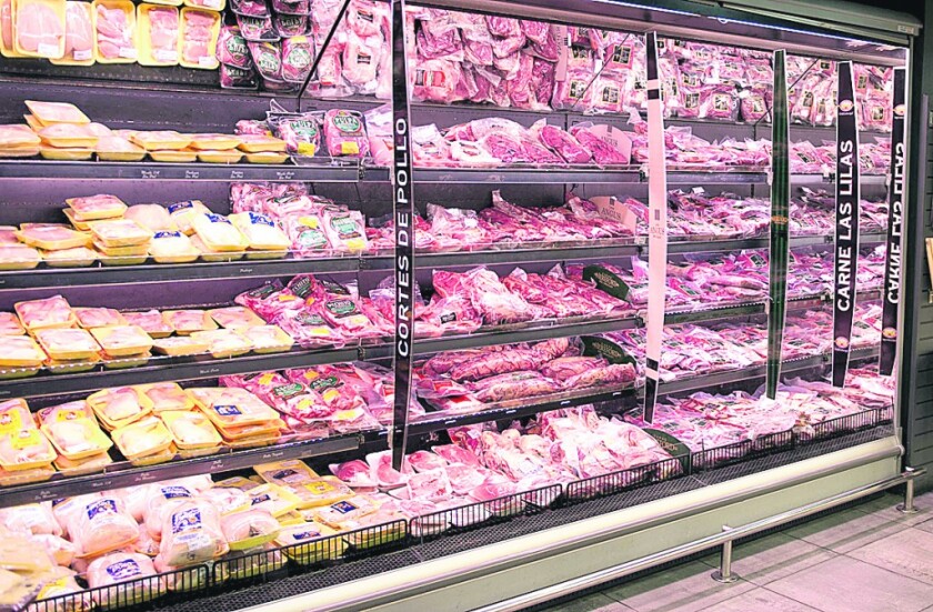 AFP - Refrigeradores de carne envasada en supermercado, carniceria - FIN - process industry - A woman choses beef at a supermarket in Montevideo on November 02, 2012. The traceability of the meat, which is mandatory in Uruguay, allows to know the grower, the location and features of the ranch where the cows were raised. AFP PHOTO/Pablo PORCIUNCULA URUGUAY-TRACEABILITY-STOCKBREEDING-ECONOMY - Pinamar - - - URUGUAY - PABLO PORCIUNCULA - pp/pa