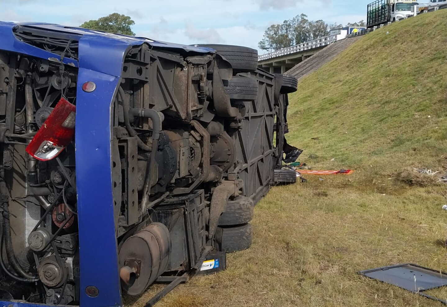 Ómnibus que volcó en Ruta Interbalnearia.