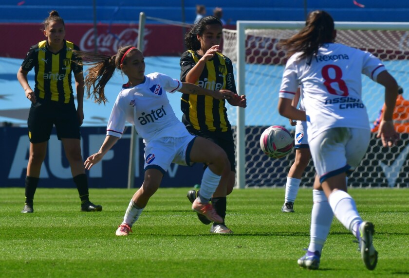 Solange Lemos en el clásico femenino entre Nacional y Peñarol.