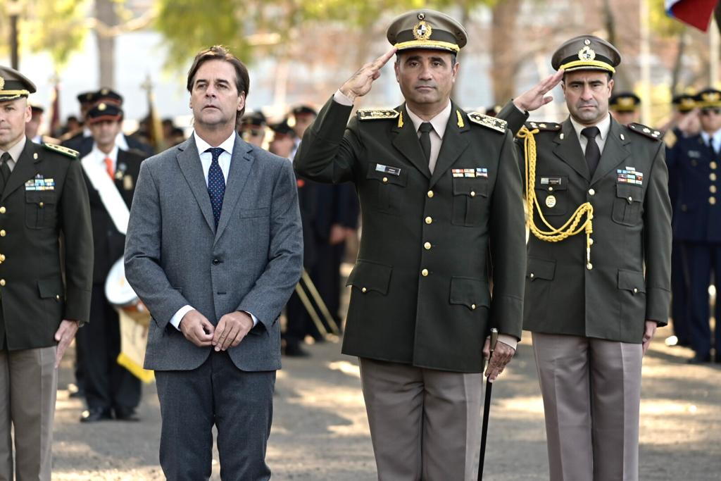 Luis Lacalle Pou durante el minuto de silencio en recuerdo a los efectivos caídos en el cumplimiento de funciones