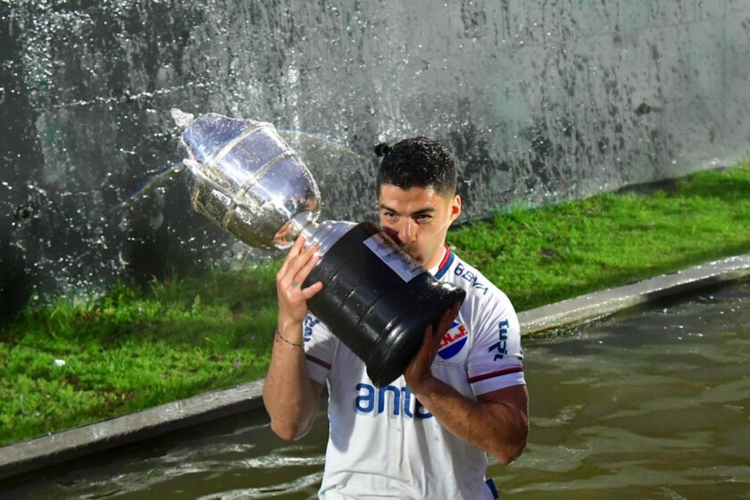 Luis Suárez celebra el Campeonato Uruguayo 2022 con Nacional
