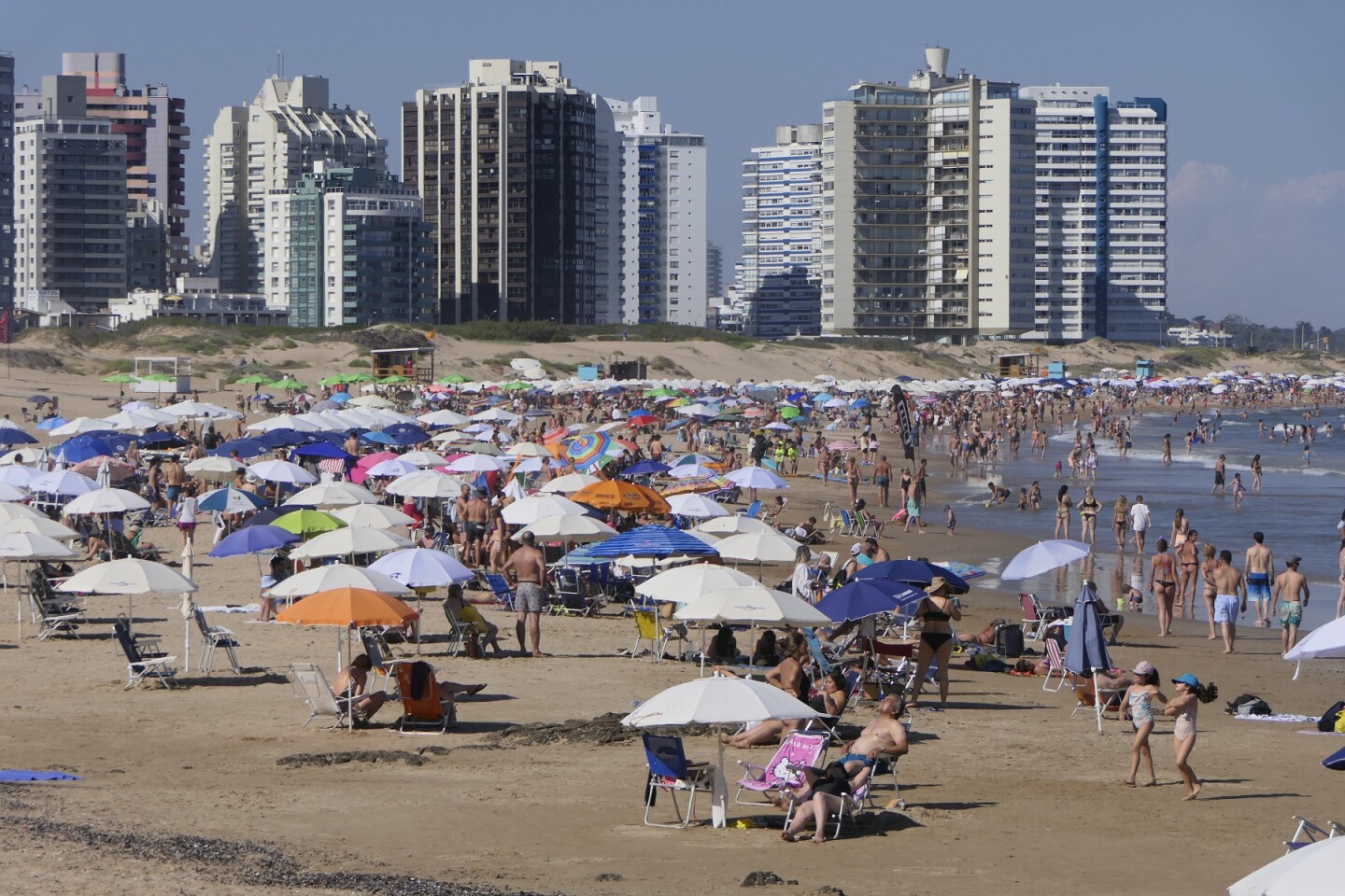 Gente en la playa Brava. Foto: Ricardo Figueredo.