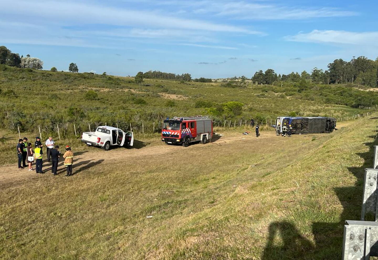 Ómnibus de Copsa volcó en Ruta Interbalnearia.
