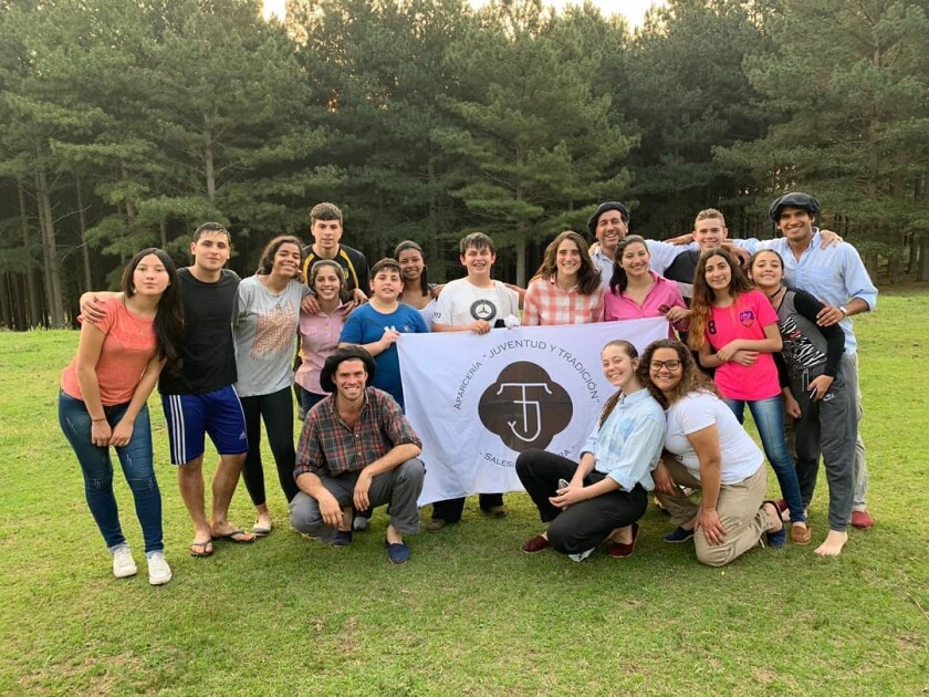 Junto a la aparcería Juventud y Tradición, en donde transmite los valores del campo: el respeto por el trabajo, el cuidado de la tierra, compartir las tradiciones camperas y la solidaridad más pura. “Tratando de sacar una vaca atorada, supe lo que es ver bajar del caballo al vecino para venir a ayudarme”, dijo.