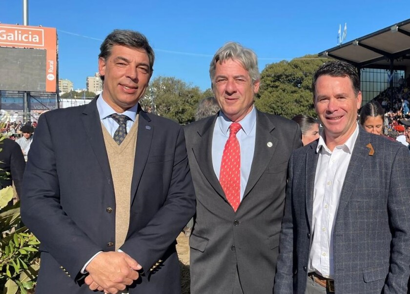 DIRIGENTES CON PINO.jpg