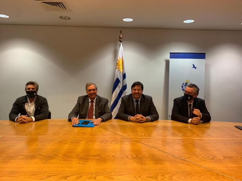 Ministros de Ambiente, Adrián Peña; y de Ganadería, Agricultura y Pesca, Fernando Mattos, firmaron dos acuerdos que pautan compromisos y acciones concretas en la línea del cuidado ambiental y el desarrollo productivo sostenible.