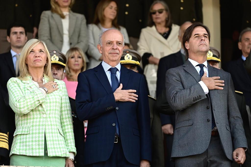 Beatriz Argimón, Javier García y Luis Lacalle Pou en el 212° aniversario del Ejército Nacional