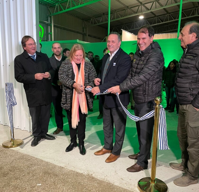 José Luis Falero, Ana María Bentaberri, Álvaro Delgado, Julio Blanco y Carlos Maiorano en el tradicional corte de cinta del John Deere Express en San José.