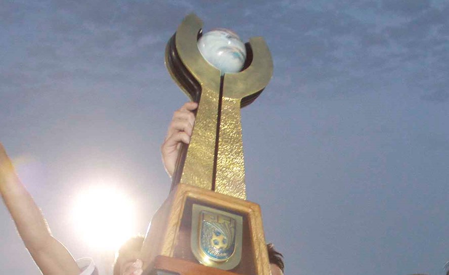 El trofeo al mejor de OFI cambiará este año de manos. Foto: Archivo El País