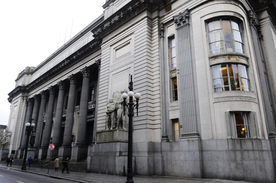 El eterno femenino de una imaginativa pintora