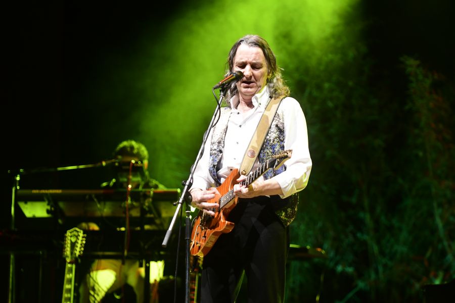 El eterno femenino de una imaginativa pintora