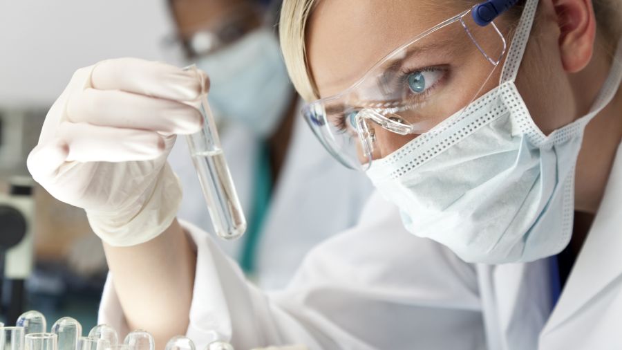 El eterno femenino de una imaginativa pintora