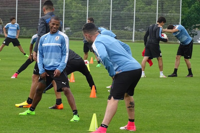 Un sonriente De la Cruz dialoga con Amaral en el inicio de las tareas físicas. Foto: @Uruguay
