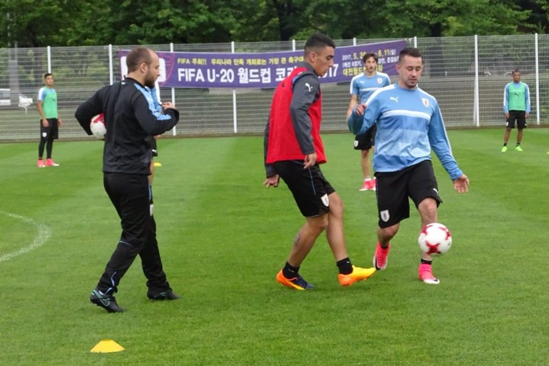 José Luis Rodríguez contra Rodrigo Amaral en el fútbol en espacios reducidos. Foto: @Uruguay