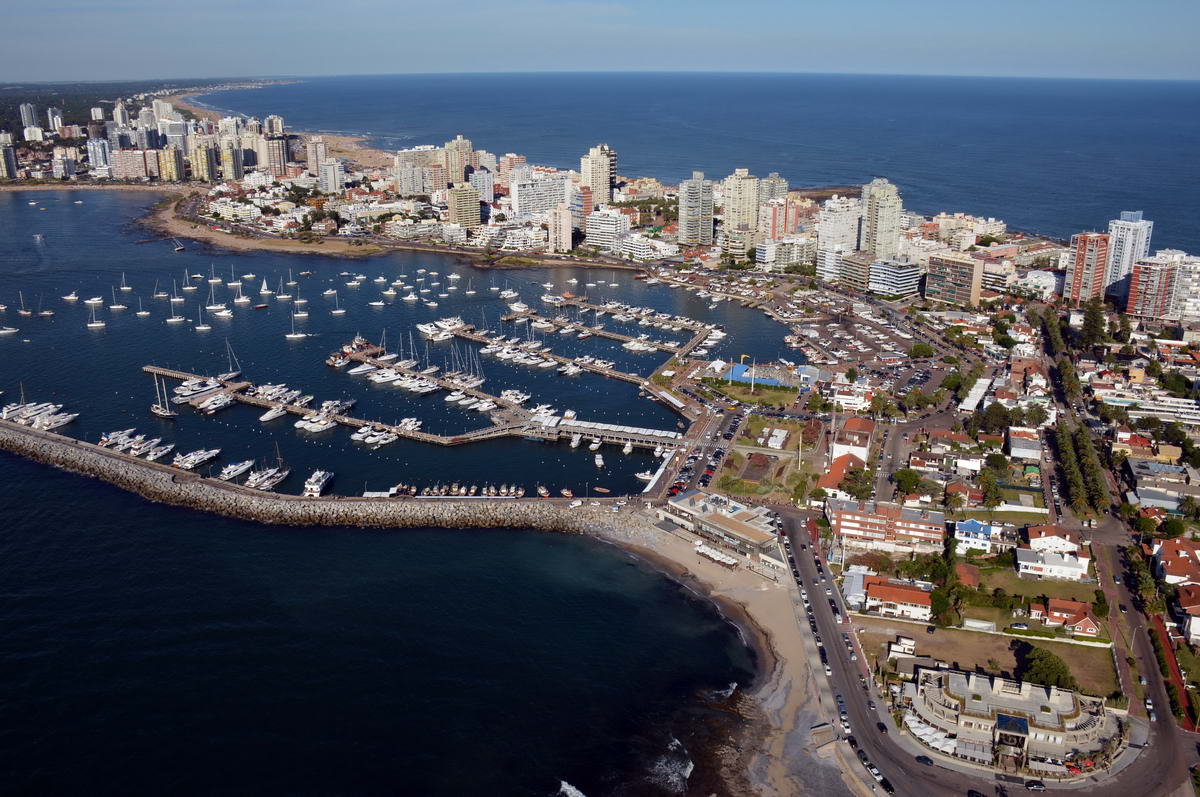 El eterno femenino de una imaginativa pintora