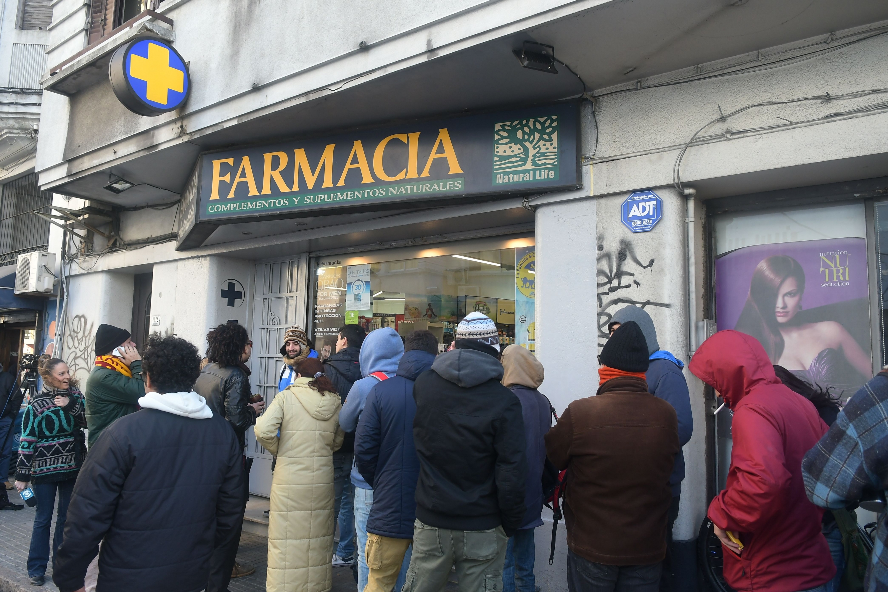 Cola de gente esperando para comprar marihuana en Montevideo. Foto: Ariel Colmegna