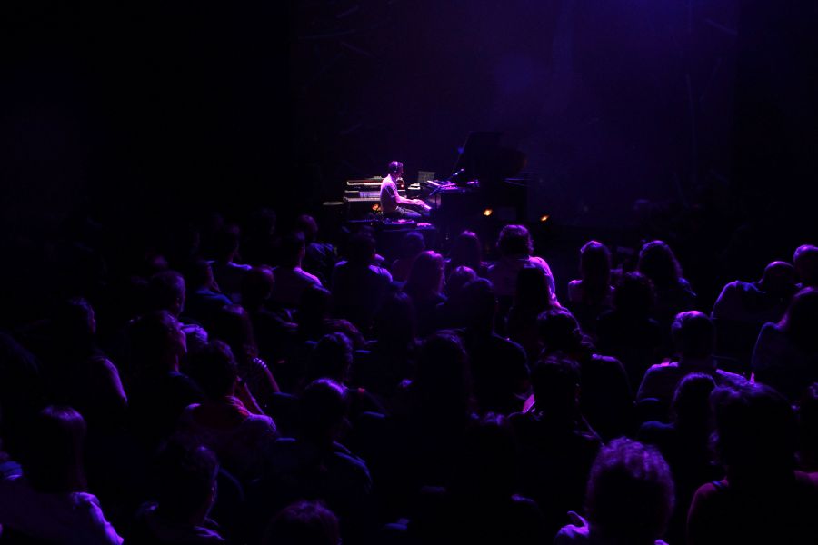 El eterno femenino de una imaginativa pintora