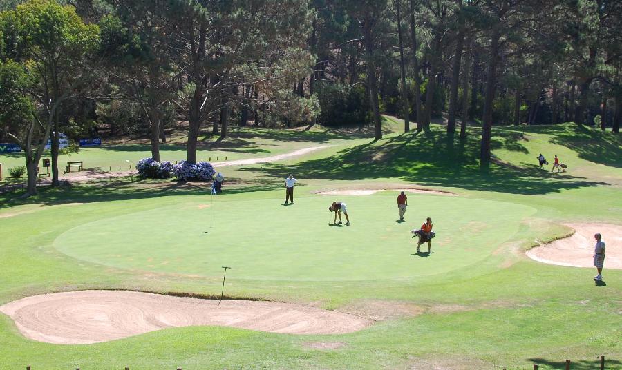 El eterno femenino de una imaginativa pintora