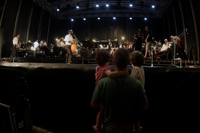 La Orquesta Filarmónica de Montevideo inauguró la temporada en la Rambla de Pocitos. Foto: Fernando Ponzetto