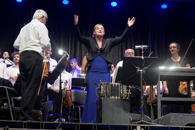 La Orquesta Filarmónica de Montevideo inauguró la temporada en la Rambla de Pocitos. Foto: Fernando Ponzetto