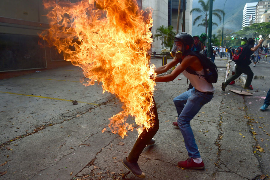 Pese a las 32 muertes, Maduro sigue inflexible con su plan para mantener el poder. Foto: AFP