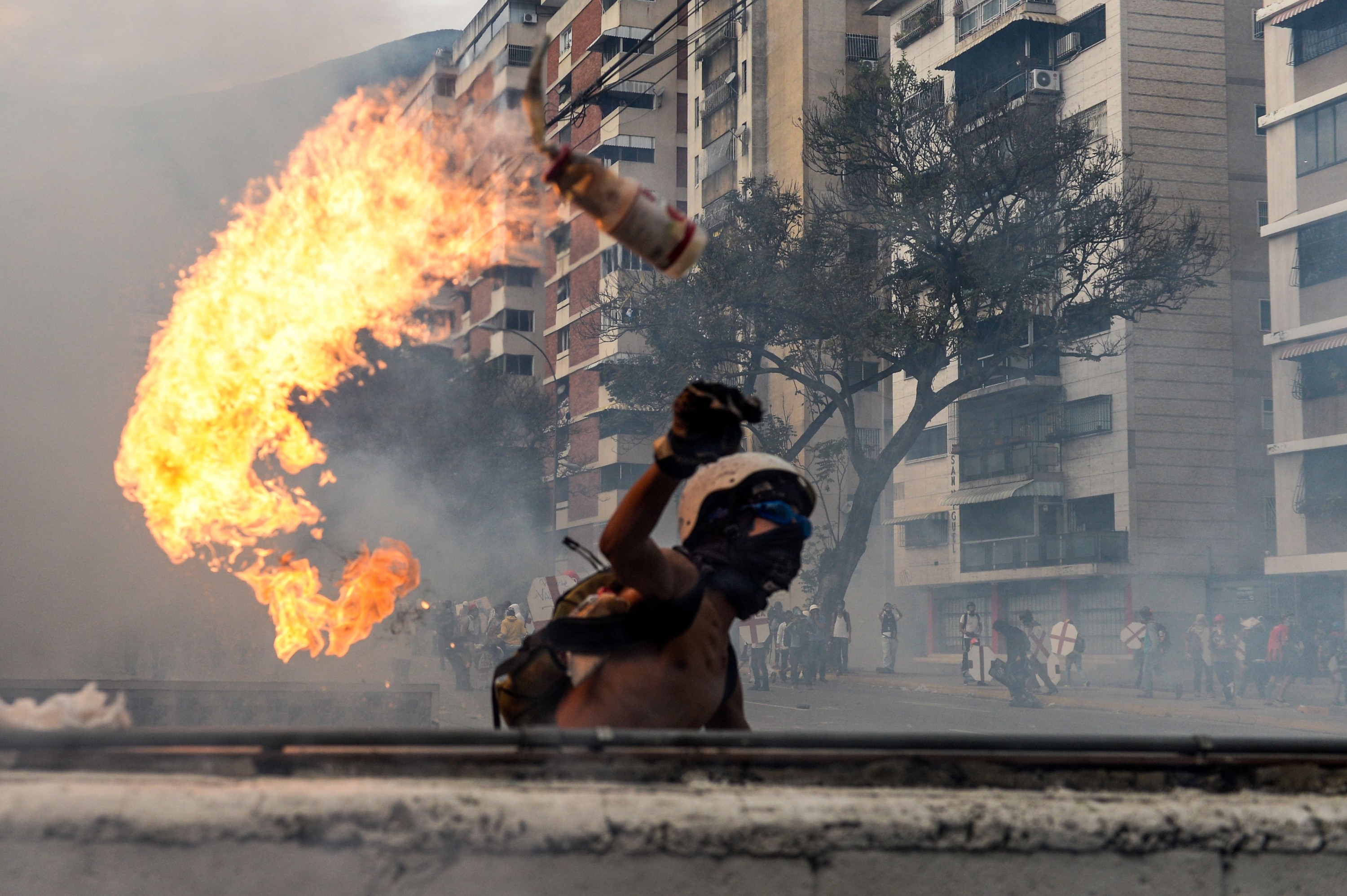 Manifestantes se enfrentan a la Guardia Nacional durante protestas en Venezuela. Foto: AFP