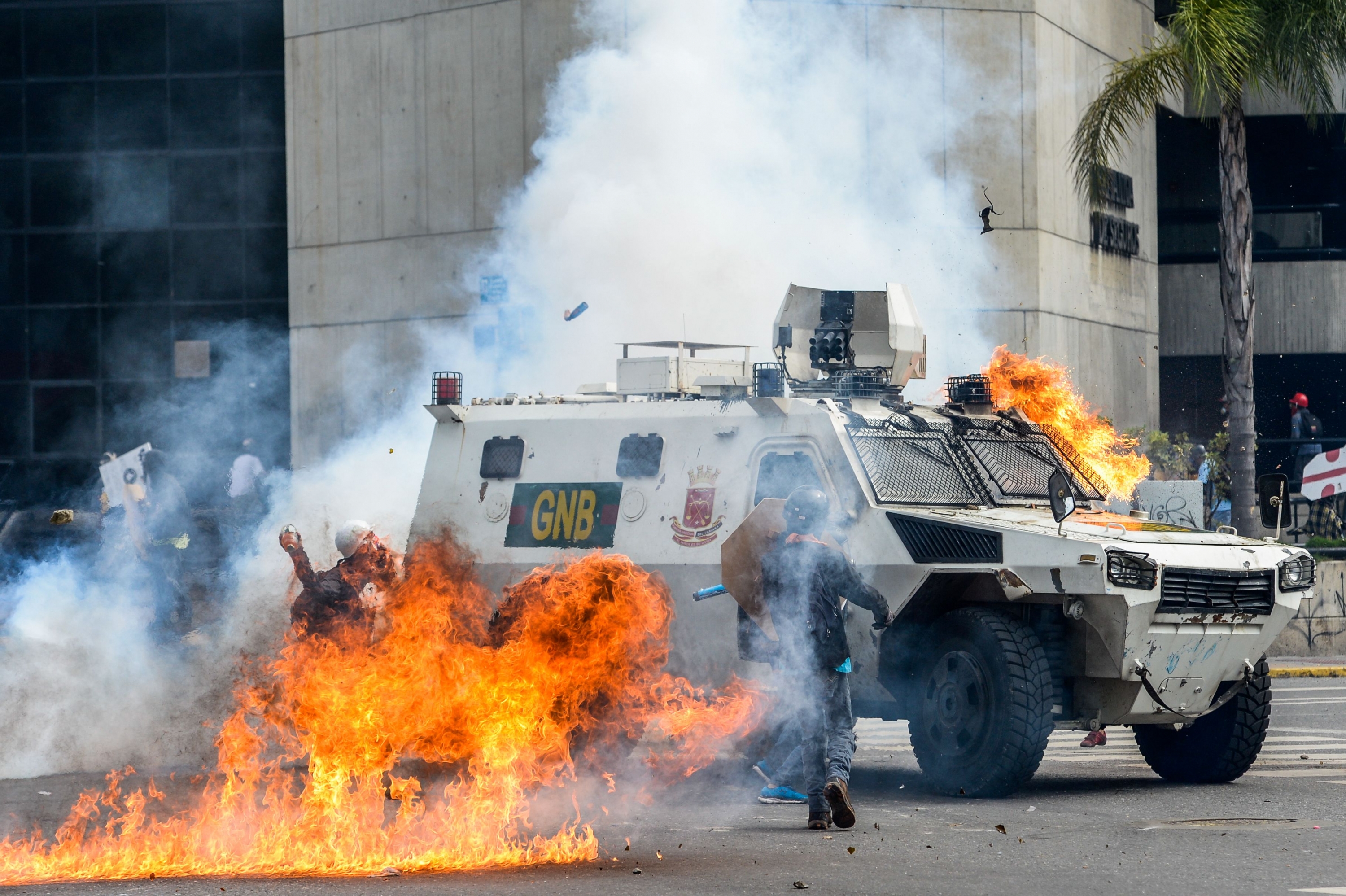 Manifestantes se enfrentan a la Guardia Nacional durante protestas en Venezuela. Foto: AFP