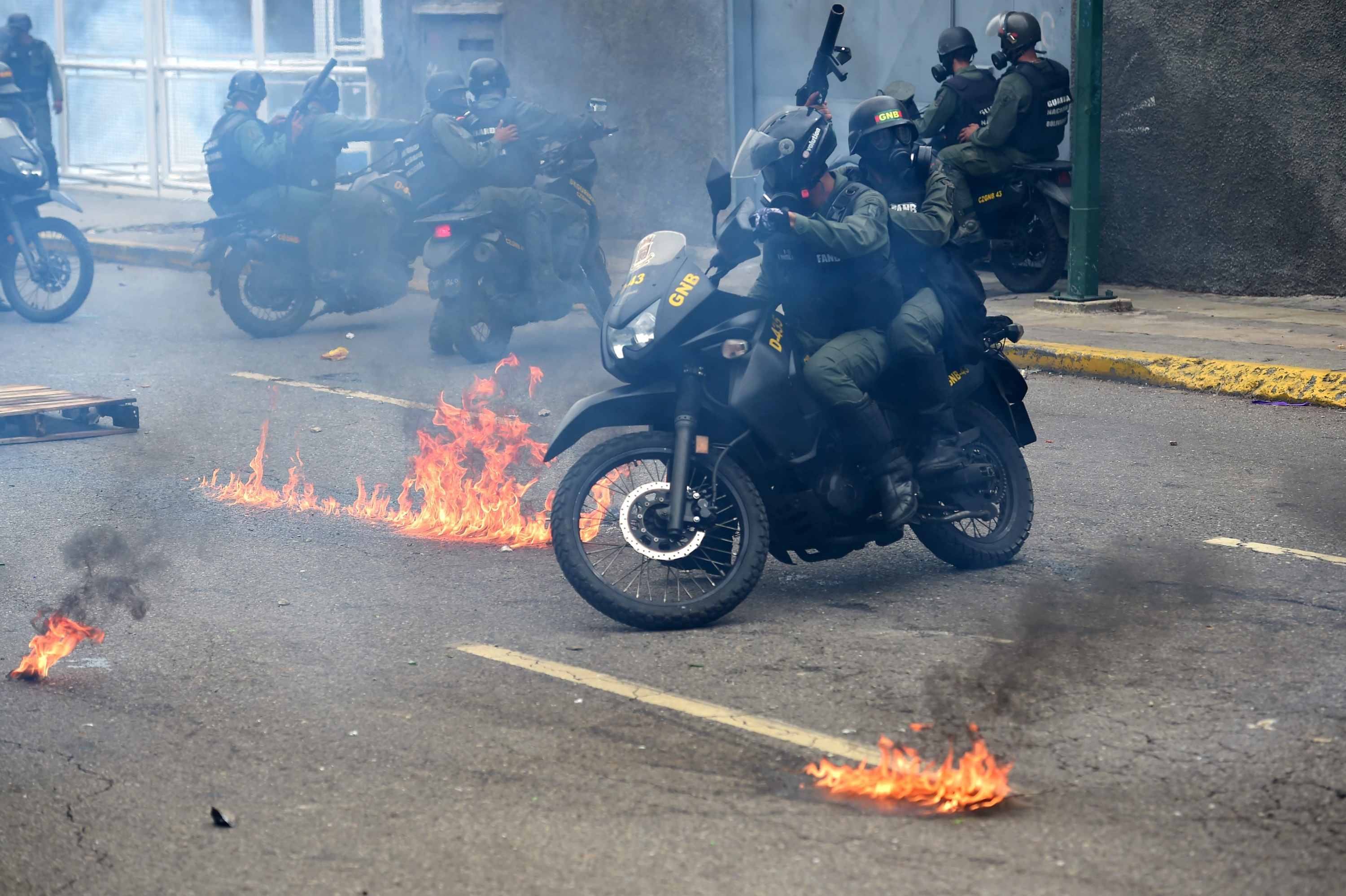 Manifestantes se enfrentan a la Guardia Nacional durante protestas en Venezuela. Foto: AFP