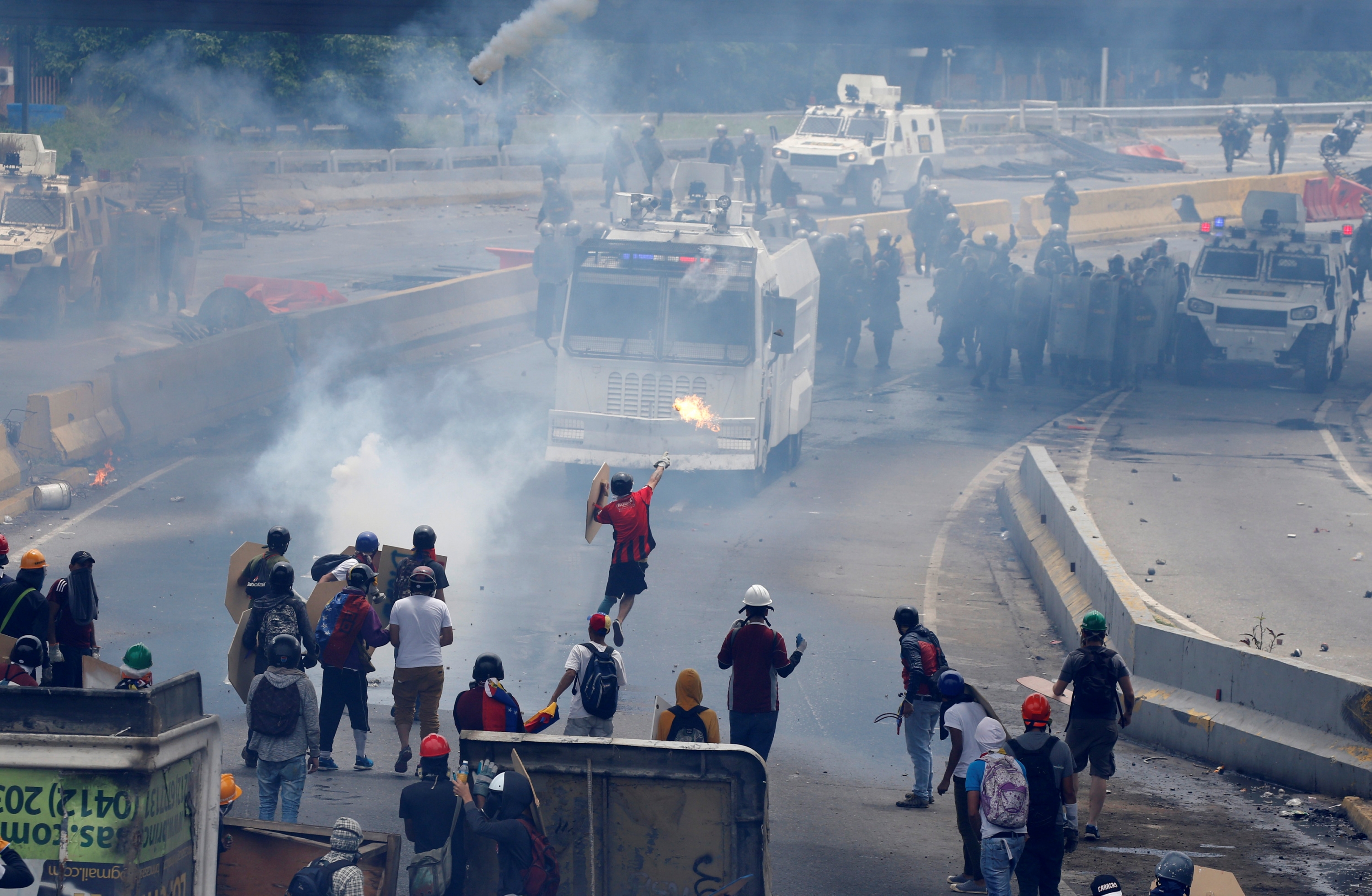 Manifestantes se enfrentan a la Guardia Nacional durante protestas en Venezuela. Foto: Reuters
