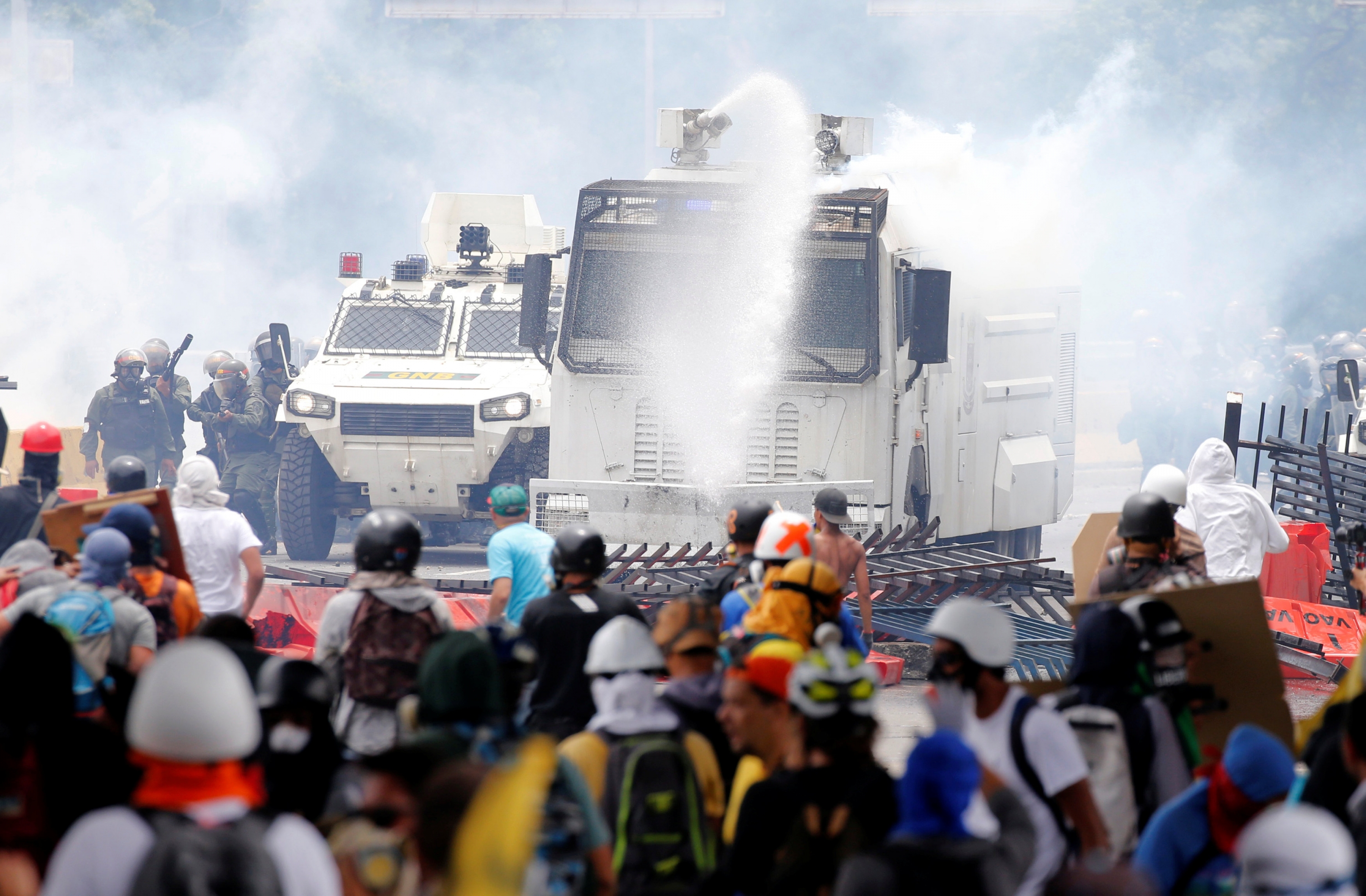 Manifestantes se enfrentan a la Guardia Nacional durante protestas en Venezuela. Foto: Reuters