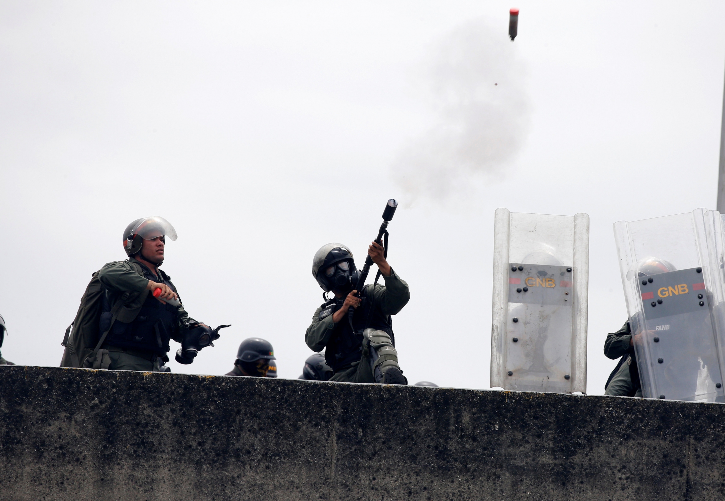 Manifestantes se enfrentan a la Guardia Nacional durante protestas en Venezuela. Foto: Reuters