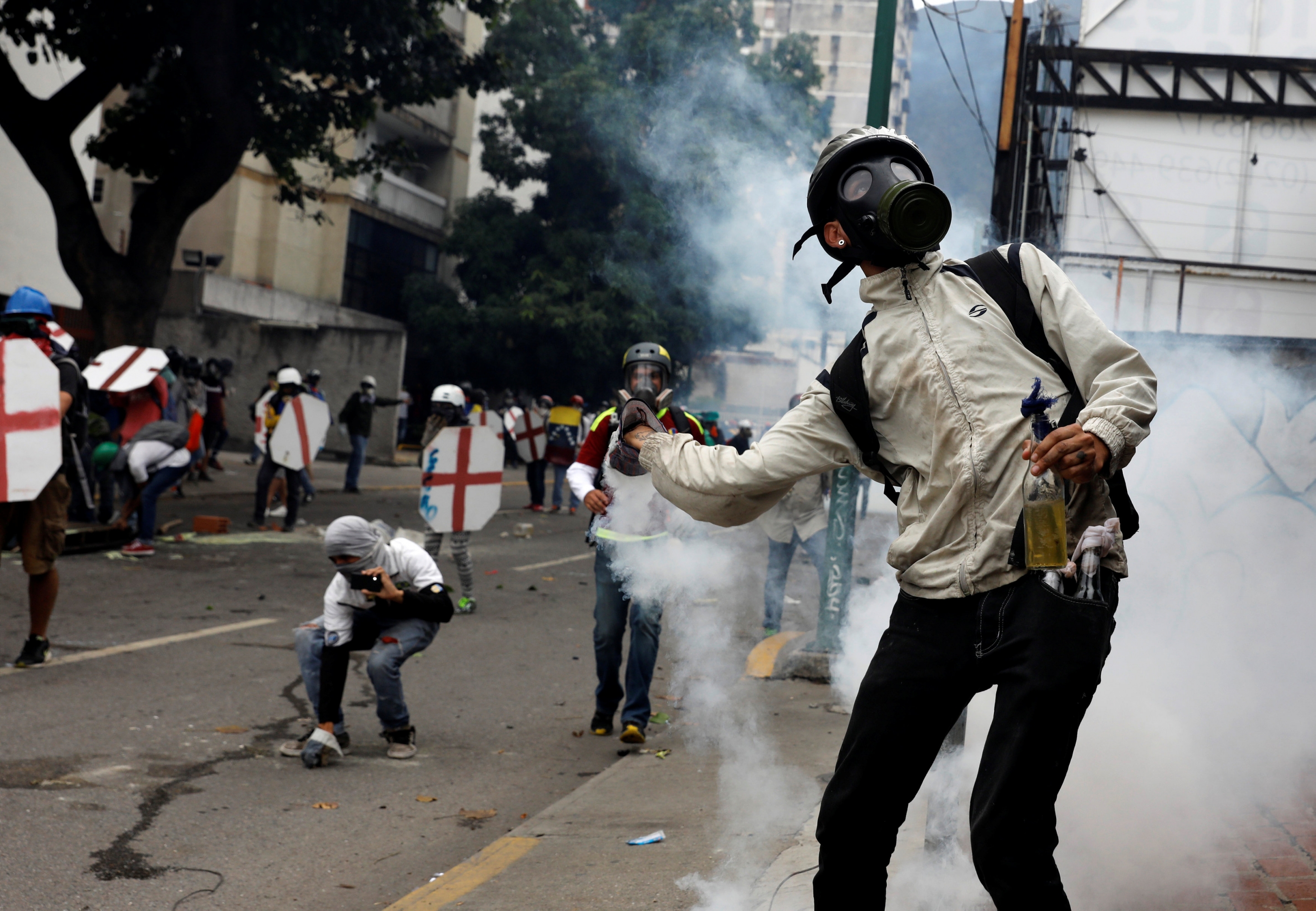Manifestantes se enfrentan a la Guardia Nacional durante protestas en Venezuela. Foto: Reuters