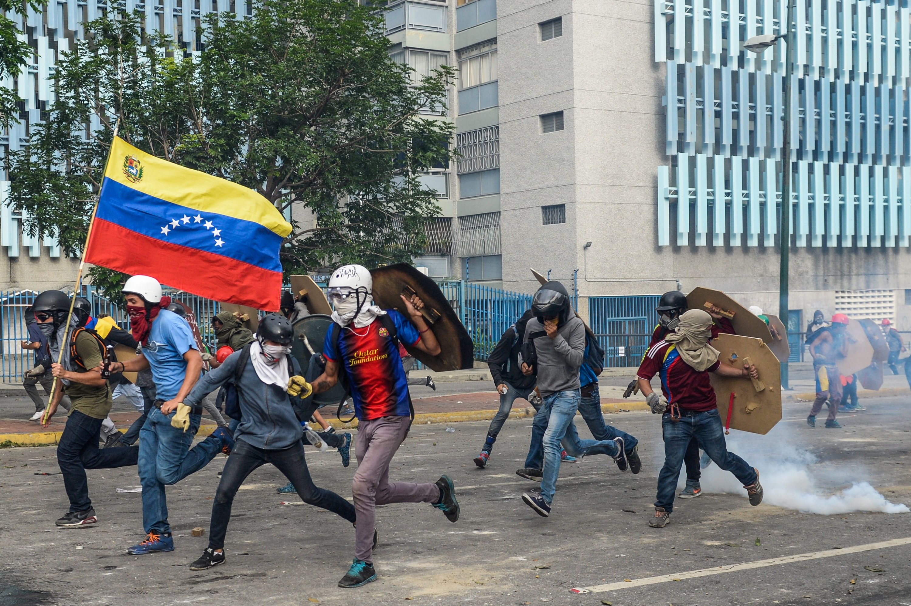 Manifestantes se enfrentan a la Guardia Nacional durante protestas en Venezuela. Foto: AFP