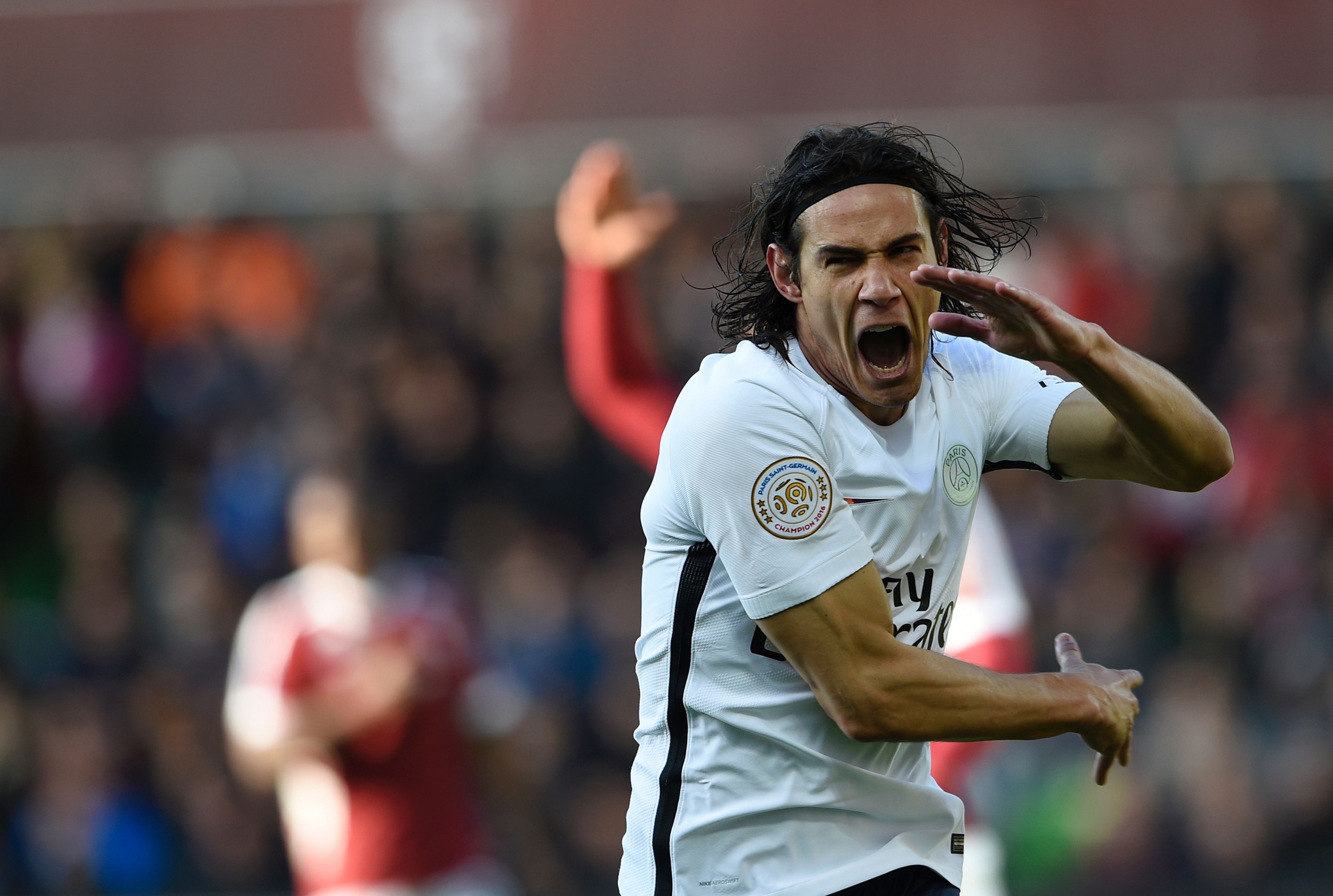Edinson Cavani celebra el primer gol del PSG frente al Metz en Francia. Foto: AFP.