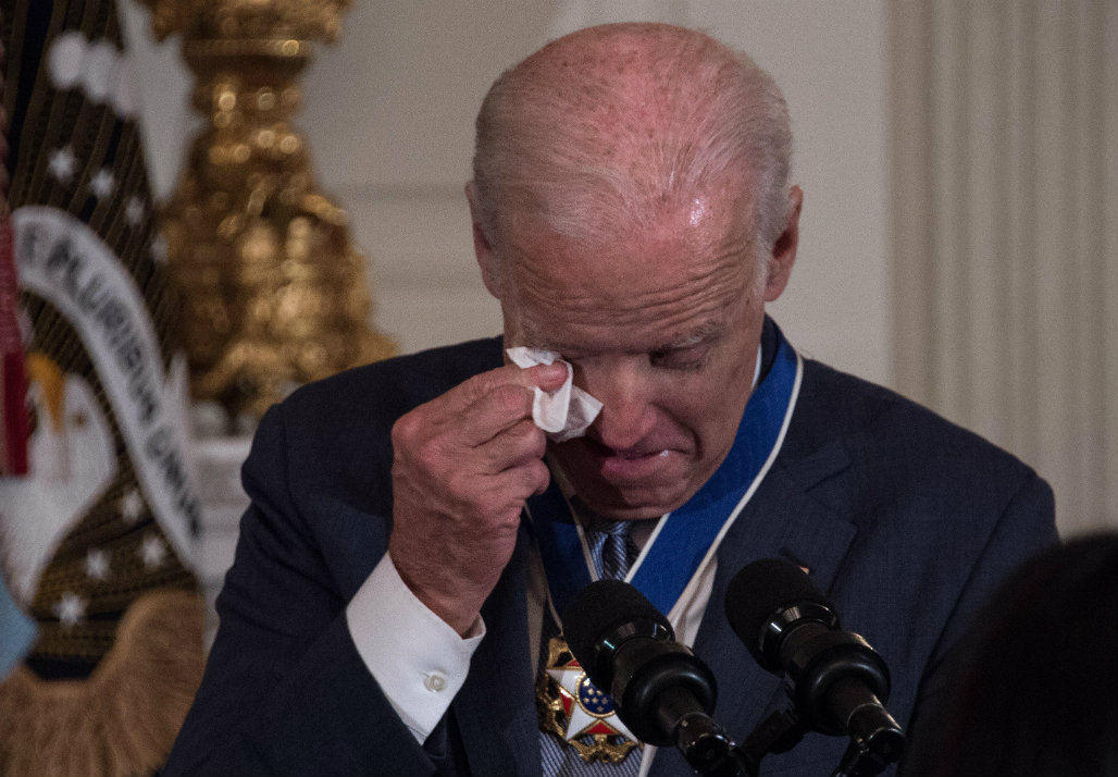 Joe Biden emocionado al recibir la medalla. Foto: AFP