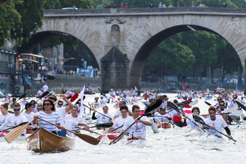 La alcaldesa de París, Anne Hidalgo remando en el Sena y promoviendo a la ciudad. Foto: Reuters