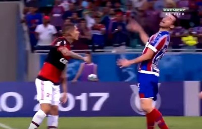 Paolo Guerrero no lo toca, pero Lucas Fonseca se tiró como si hubiese recibido una trompada. Foto: Captura