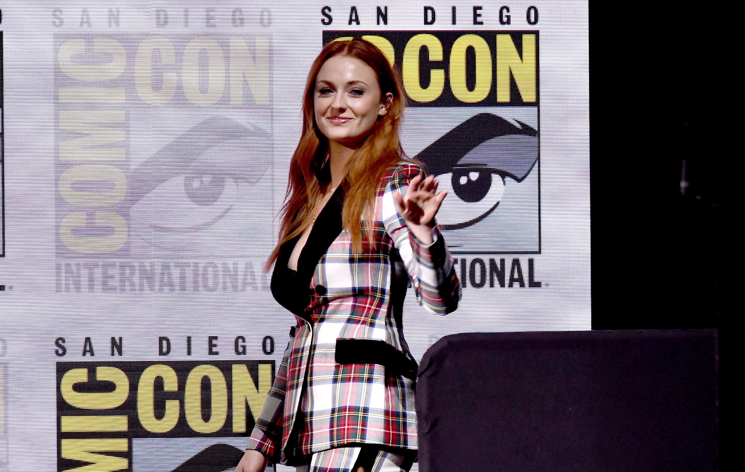 La actriz Sophie Turner, que interpreta a Sansa Stark en Game of Thrones saludó al público antes de la conferencia sobre la serie de HBO.