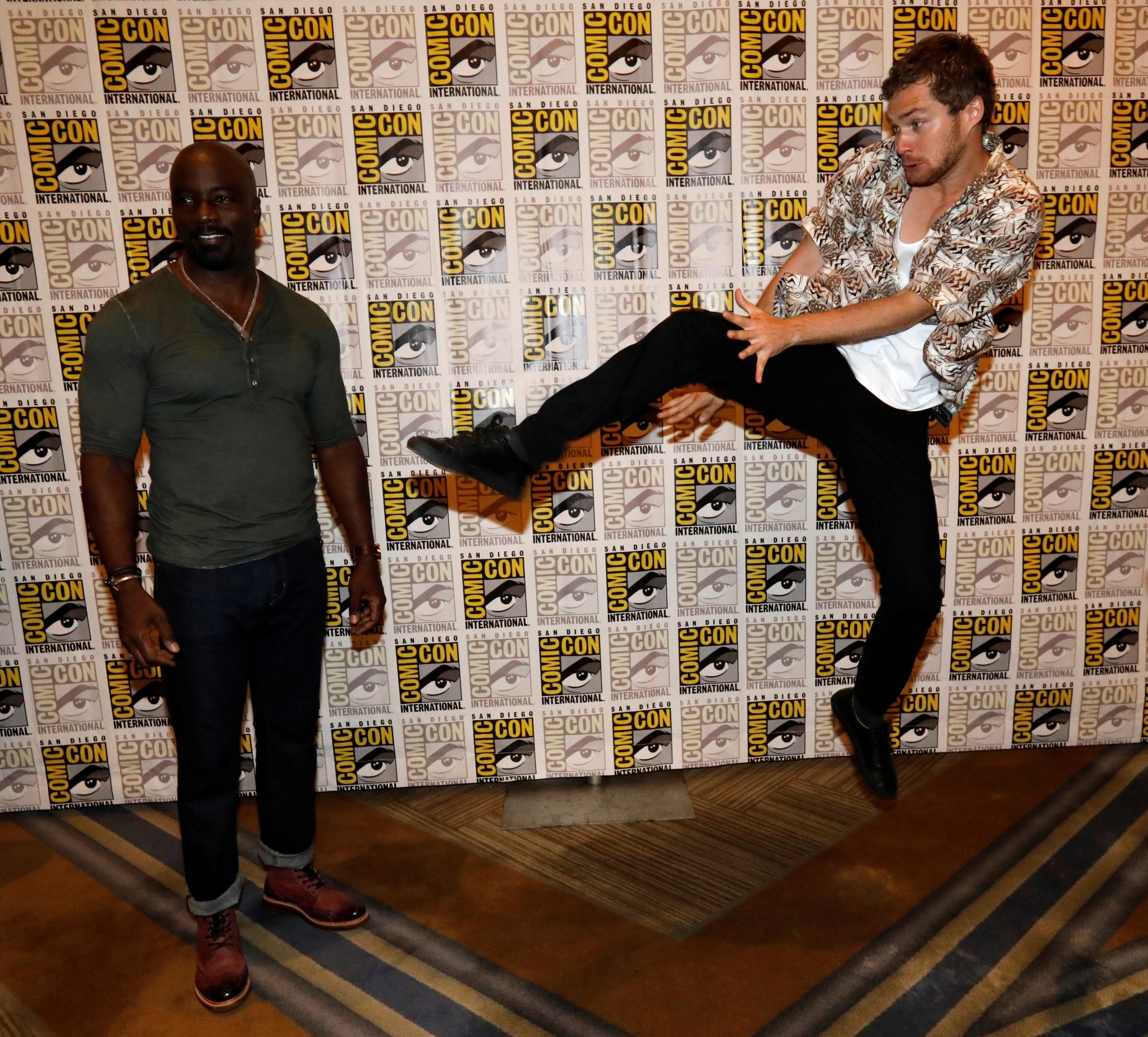 Los actores Jones y Colter, quienes interpretan a Danny Rand y Luke Cage en las series de Netflix, Iron Fist y Luke Cage, se divirtieron antes de la presentación de la serie The Defenders.